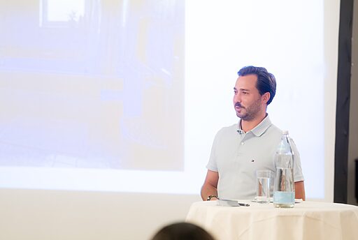 Nahaufnahme Vortragender Georg Bertl