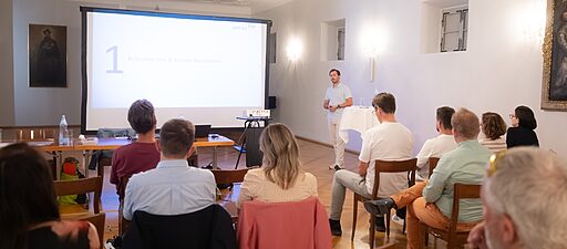 Vortragender und Teilnehmer der Fachgruppentagung