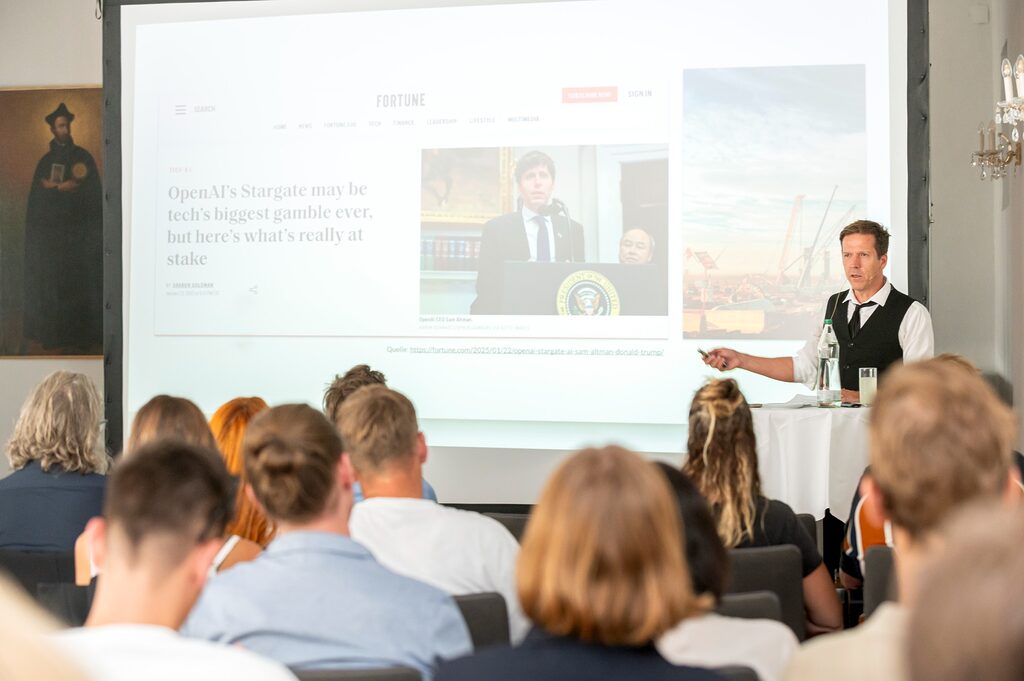 Vortragender erläutert Präsentation den Tagungsteilnehmer:innen